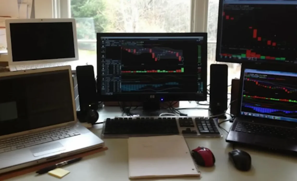 Як купувати ETF через брокера інвестування з ноутбука